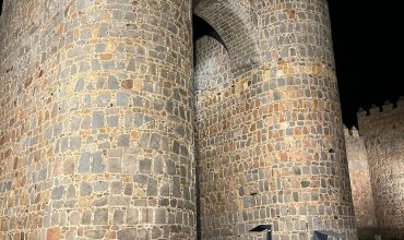 1ª fase de la iluminación de la Muralla y el adarve de la espadaña del Carmen (ÁVILA).  La muralla, junto con el casco antiguo y varias iglesias situadas extramuros fueron declaradas Patrimonio de la Humanidad por la UNESCO en 1985