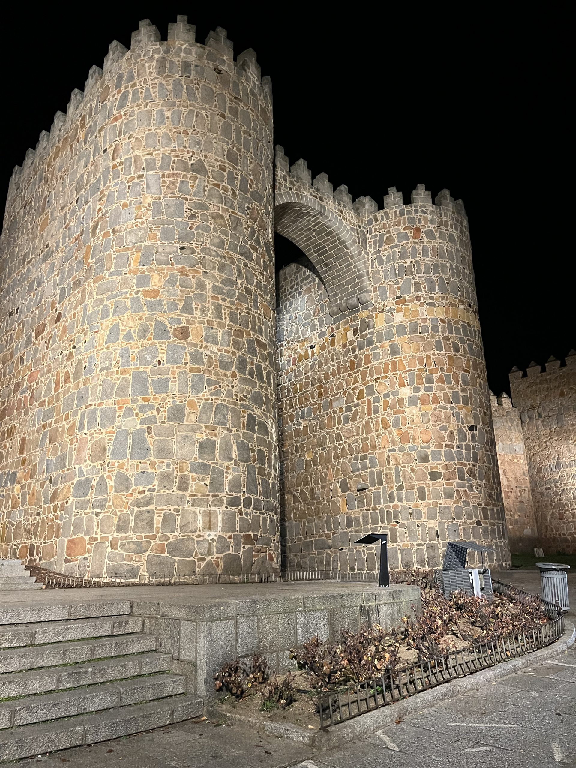 1ª fase de la iluminación de la Muralla y el adarve de la espadaña del Carmen (ÁVILA).  La muralla, junto con el casco antiguo y varias iglesias situadas extramuros fueron declaradas Patrimonio de la Humanidad por la UNESCO en 1985