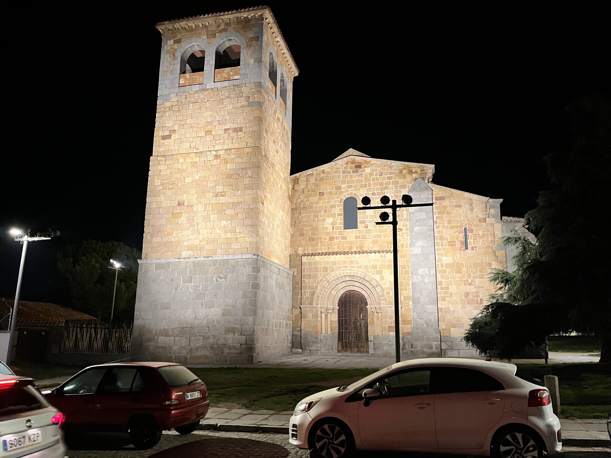 Nueva iluminación de la iglesia de San Andrés y su entorno (ÁVILA).